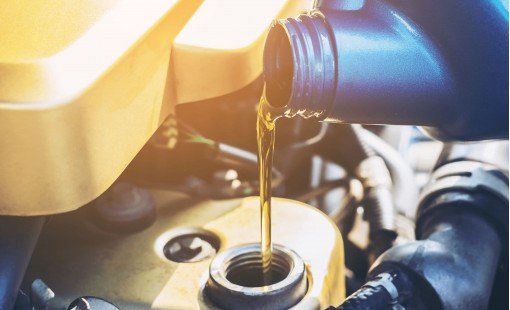 Как часто менять масло в двигателе и от чего зависит интервал замены?