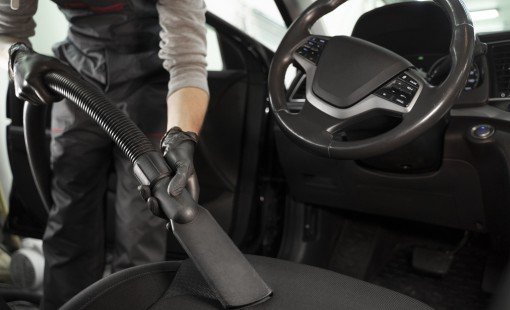 Запах в автомобиле: основные причины и способы устранения